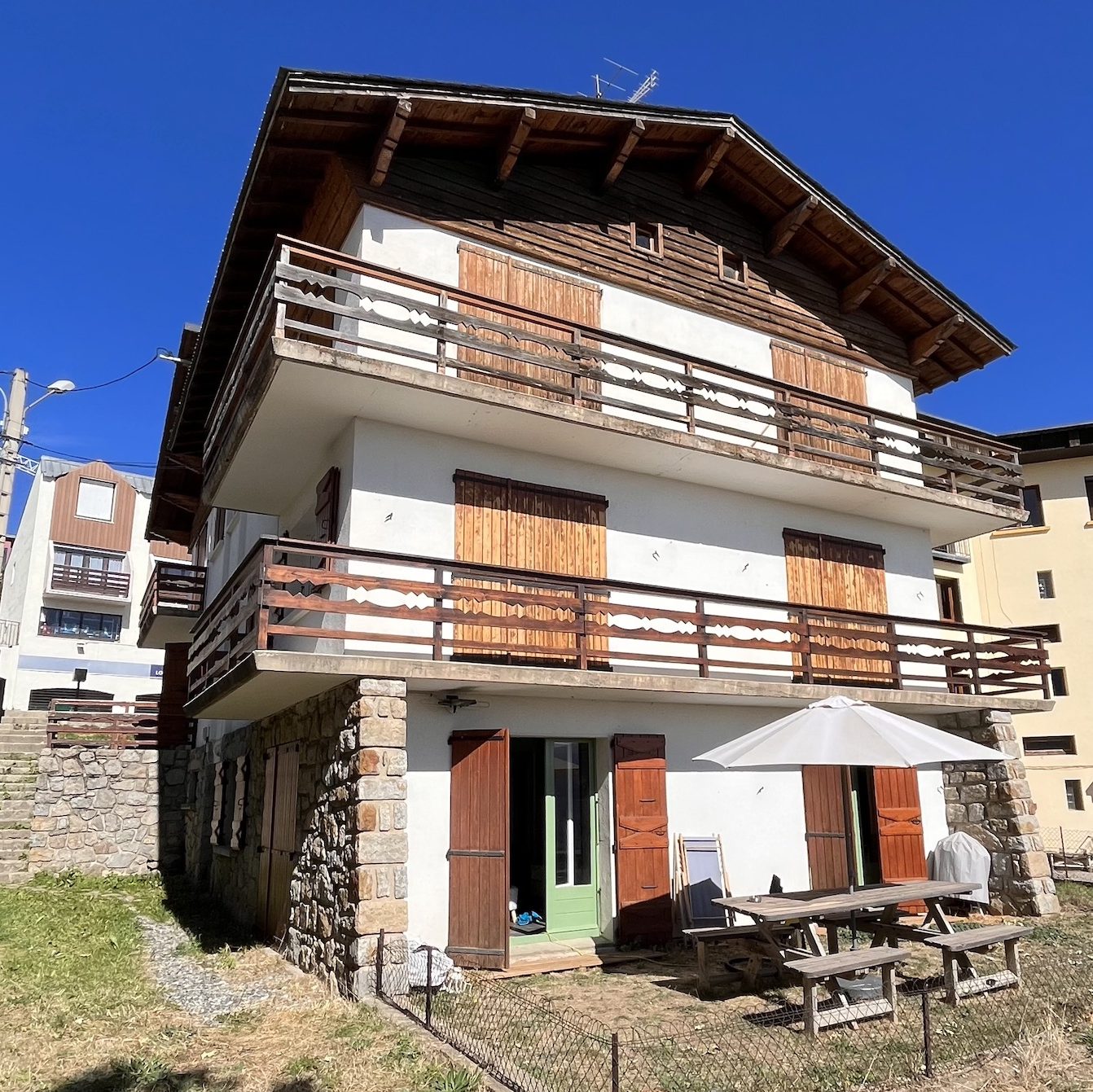 vue extérieure de l'immeuble et du jardin