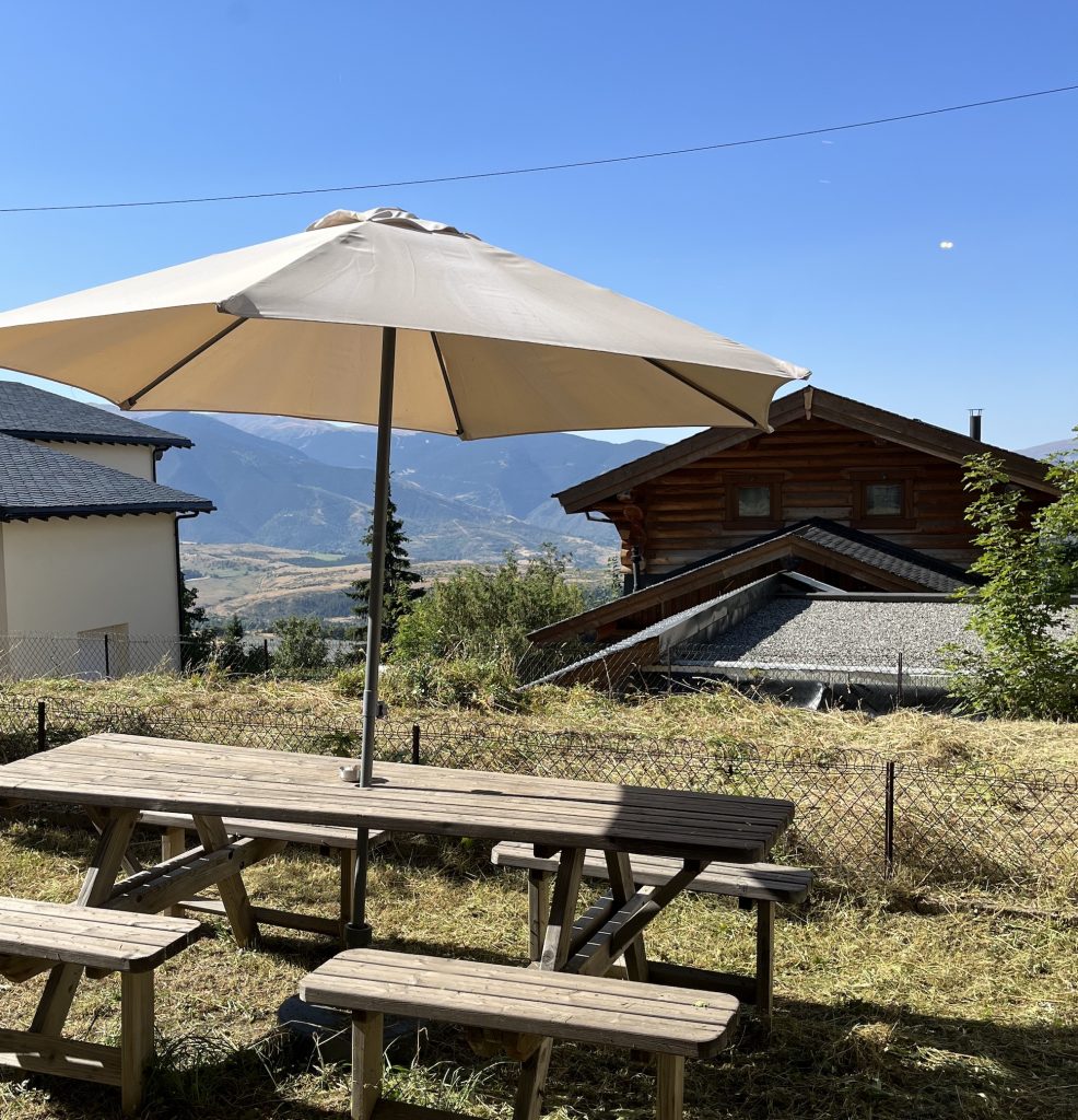 la table de jardin avec vue sur les montagnes