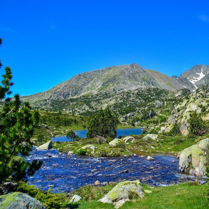 Lac et montagne pour les randonnées